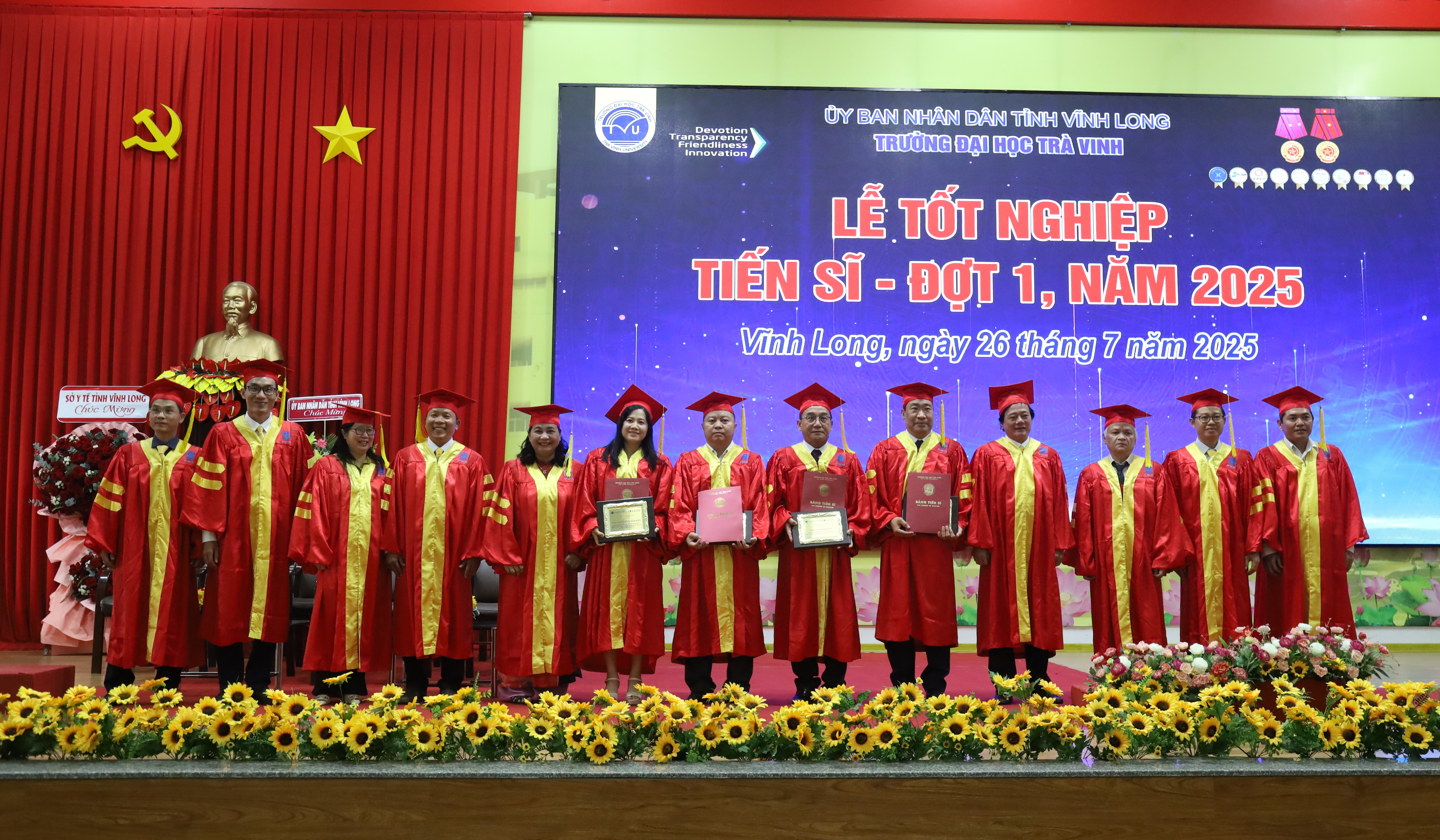 Phó Chủ tịch UBND tỉnh Nguyễn Thị Quyên Thanh dự Lễ bế giảng và trao bằng Tiến sĩ, Thạc sĩ, Bác sĩ chuyên khoa tại Trường Đại học Trà Vinh