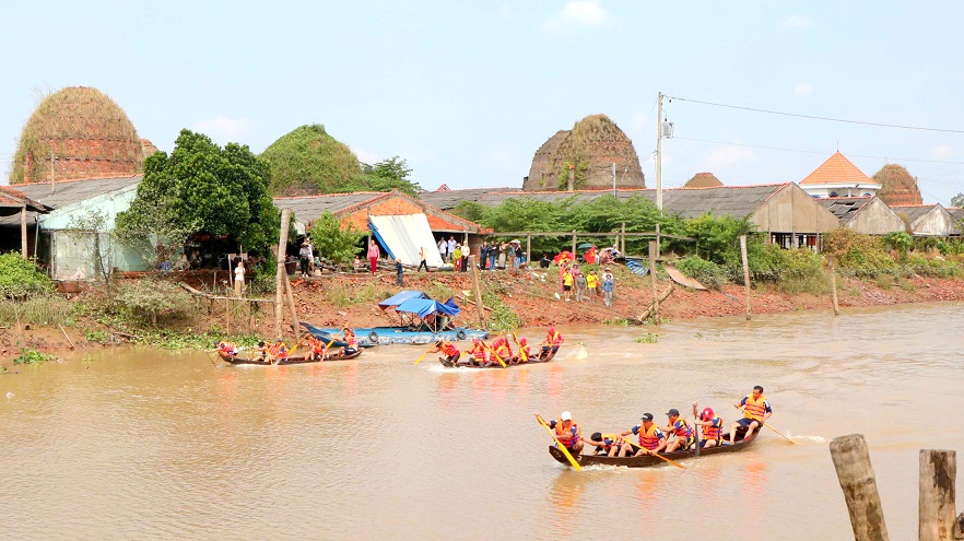 Đua ghe Tam bản chào mừng Festival Gạch Gốm Đỏ - Kinh tế Xanh tỉnh Vĩnh Long lần I năm 2024