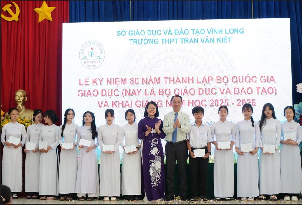 Chủ tịch UBND tỉnh Vĩnh Long Lữ Quang Ngời dự khai giảng năm học mới tại Trường THPT Trần Văn Kiết