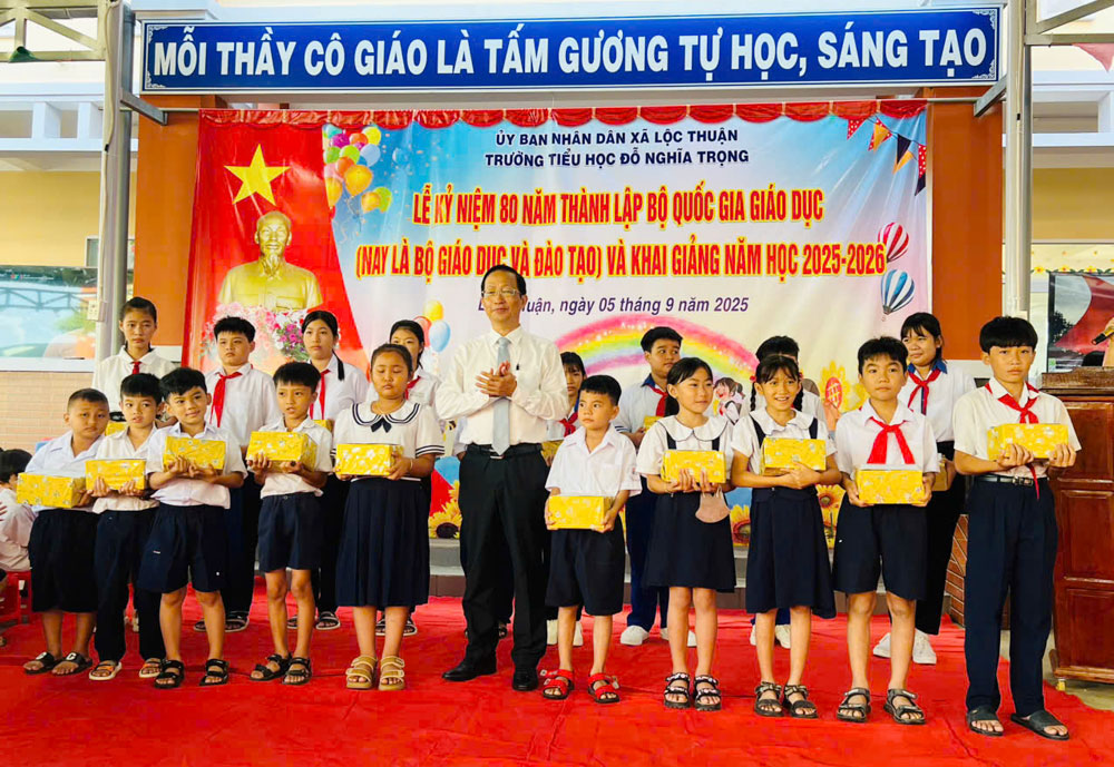 Ủy viên Ban Thường vụ Tỉnh ủy - Phó Chủ tịch UBND tỉnh Nguyễn Trúc Sơn dự khai giảng năm học mới tại Trường Tiểu học Đỗ Nghĩa Trọng 
