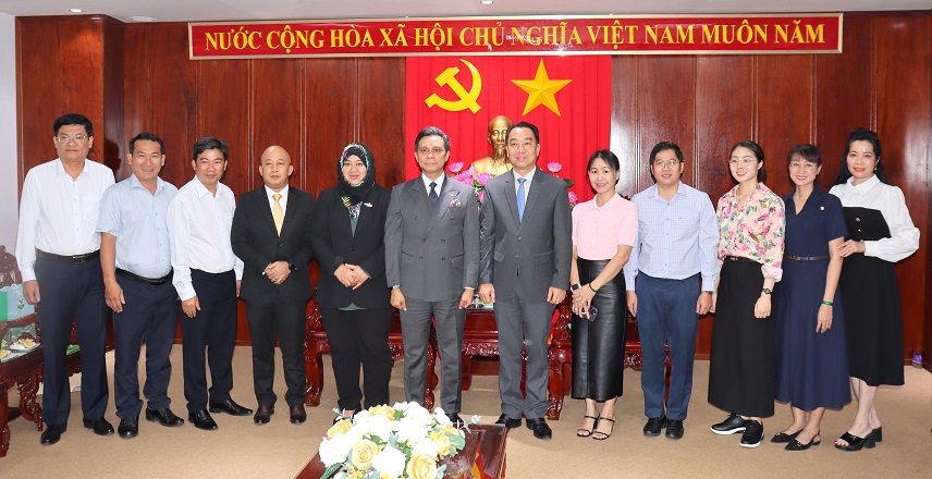 Lãnh đạo Ủy ban nhân dân tỉnh Vĩnh Long tiếp Tổng Lãnh sự Malaysia tại Thành phố Hồ Chí Minh đến chào xã giao