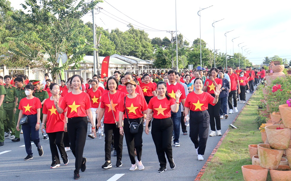 Vĩnh Long: Hơn 5000 người tham gia chương trình “Cùng Việt Nam tiến bước”
